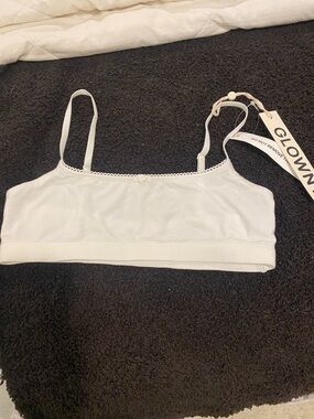 Glowny mellow scoop bra

Lounge wear.  White size medium